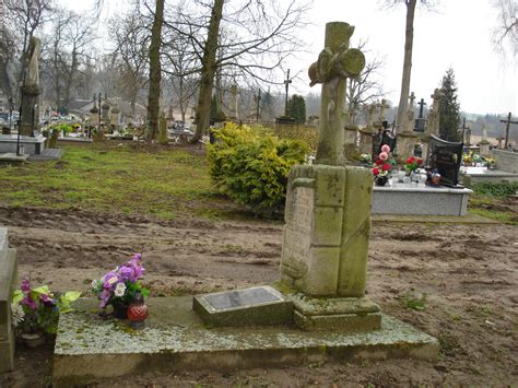 Zdjęcie symbolicznego pomnika i krzyży na cmentarzu w Porycku