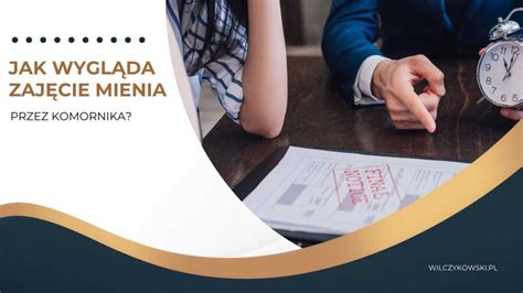 Ilustracja przedstawiająca komornika dokonującego zajęcia mienia