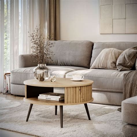 Stolik kawowy z widocznymi rachunkami i dokumentami