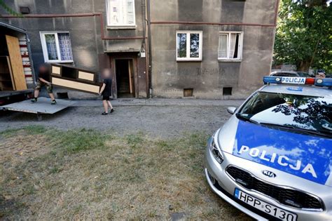 Komornik wchodzi do mieszkania