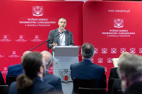 Sylwetki profesorów w trakcie konferencji naukowej