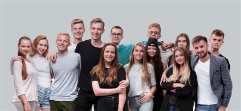 Zdjęcie grupy młodych ludzi uczestniczących w konferencji