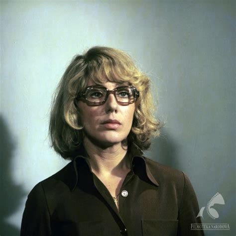 Portret Mai Komorowskiej podczas recytacji wiersza