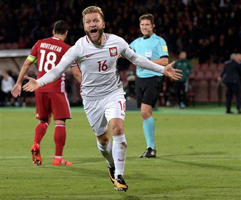 Zdjęcie małego Jakuba Błaszczykowskiego bawiącego się piłką nożną