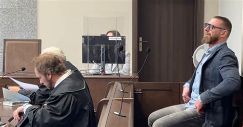 Zdjęcie mecenasa Igora Klimkowskiego podczas rozprawy