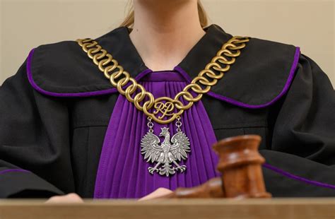 Zdjęcie komornika sądowego podczas pracy