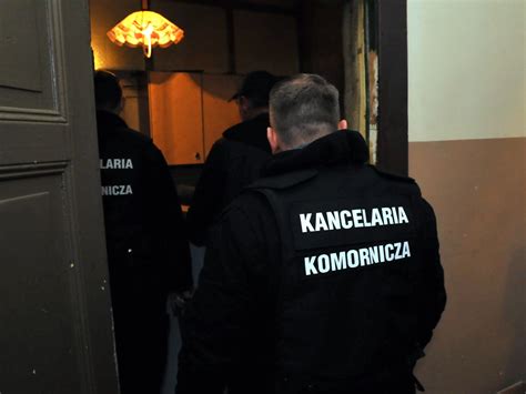 zdjęcie komornika przy pracy