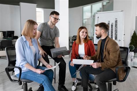 Zespół współpracowników w biurze