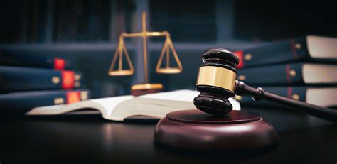 Ilustracja symbolizująca spór sądowy