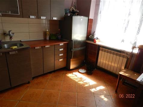 Komornik wchodzący do mieszkania