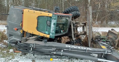 Ilustracja przedstawiająca maszynę do zrębu lasu