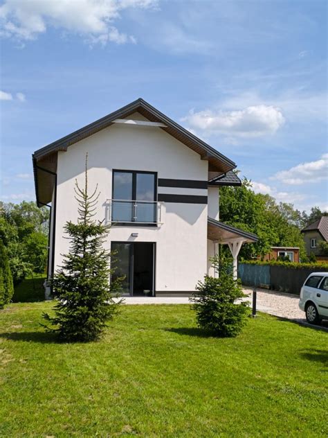 Przykładowy nowoczesny dom jednorodzinny w stanie deweloperskim