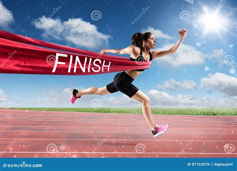 Zdjęcie biegaczy na mecie zawodów