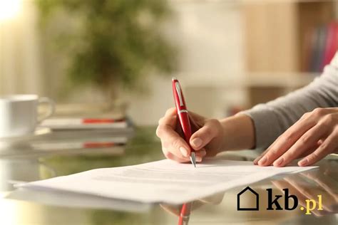 Kobieta podpisuje dokumenty, w tym weksel