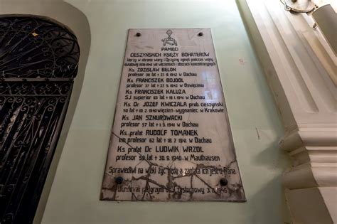 Symbolika tablicy upamiętniającej księży