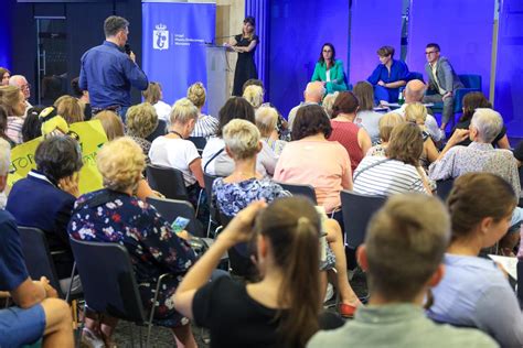 Windykator rozmawiający z mieszkańcami