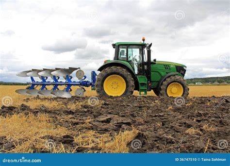 Ciągnik rolniczy na polu