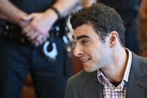 Obraz przedstawiający budynek komorniczy lub salę sądową, gdzie odbywają się licytacje.