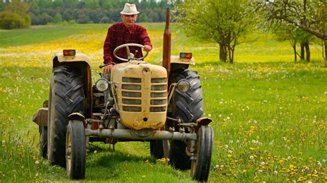 Zadowolony rolnik z ciągnikiem