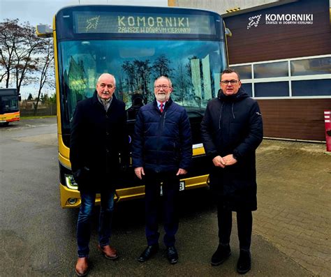 Infografika prezentująca floty autobusowe PUK Komorniki (MAN, Solaris, Mercedes, VW/Ford mikrobusy) oraz roczny przebieg i przewozy
