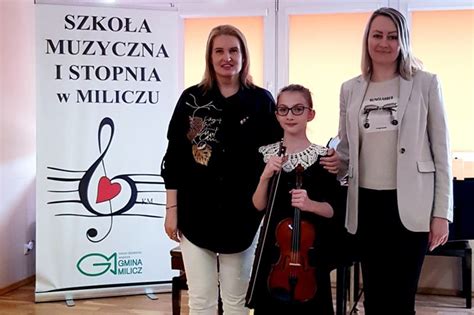 Portret młodej skrzypaczki podczas koncertu