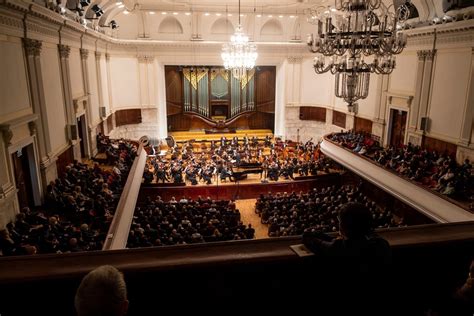 Widok na salę koncertową z instrumentami smyczkowymi