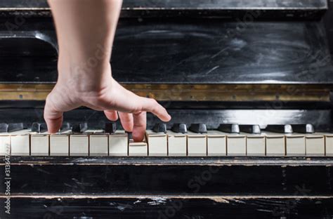 Ręce pianisty na klawiaturze fortepianu