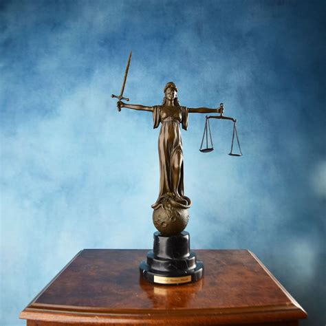 Symbol sprawiedliwości z wagą i mieczem