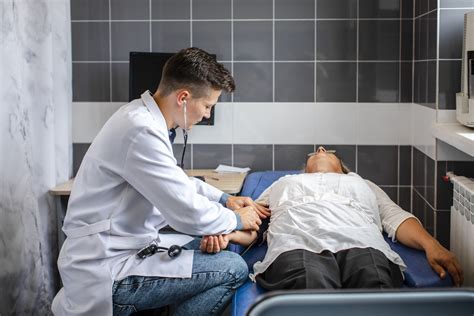 Ilustracja przedstawiająca egzekutora stosującego przymus bezpośredni