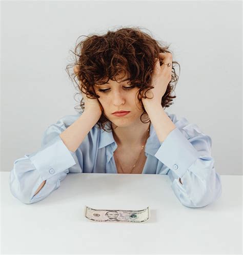 Ilustracja symbolizująca unikanie długów i problemy finansowe