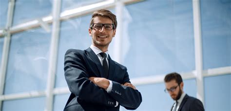 Przedstawiciel handlowy wręczający dokumenty