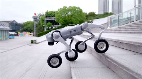 Ilustracja przedstawiająca komornika w akcji