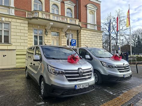 Ilustracja przedstawiająca dwa skrajnie różne długi: wielki dług wobec króla i mały dług wobec współsługi.