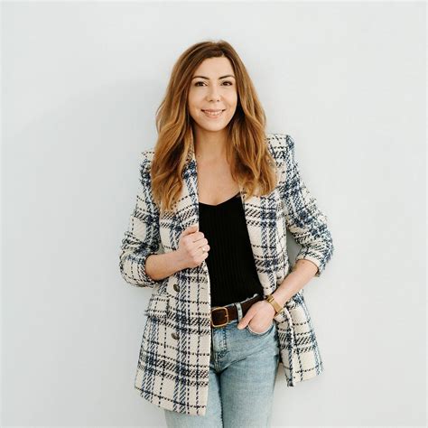 Schemat przedstawiający zmiany w interpretacji statusu komornika jako podatnika VAT