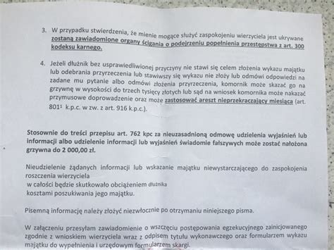 Kobieta czytająca pismo od komornika z niepokojem