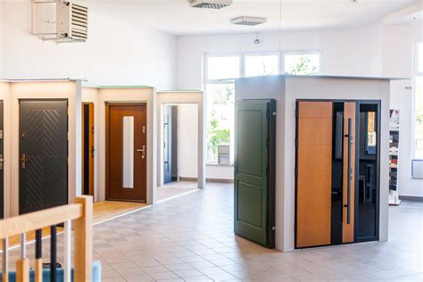 Zdjęcie przedstawiające drzwi mieszkania z przyklejoną naklejką windykacyjną