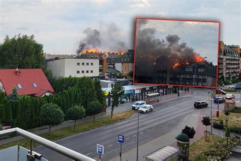 Komornik w asyście policji wchodzący do mieszkania