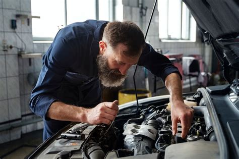 Mechanik pracujący przy silniku samochodu