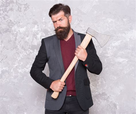 Windykator terenowy rozmawiający z klientem