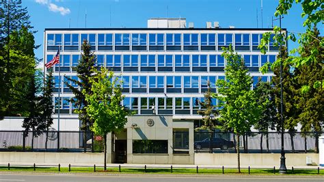 Grafika przedstawiająca ambasady i konsulaty