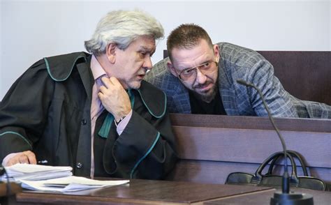 Adwokat konsultujący się z klientem