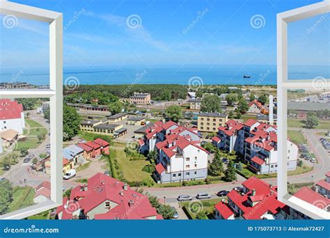 Widok z okna na dachy miasta