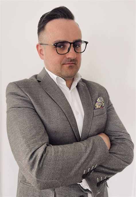 Komornik sądowy podczas egzekucji