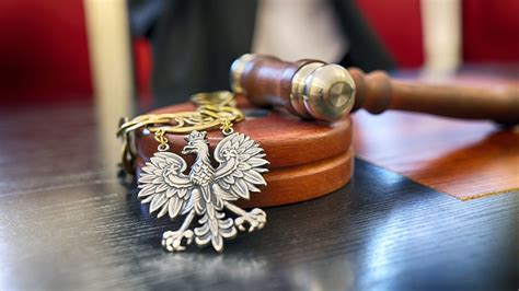 Grafika przedstawiająca sąd i młotek