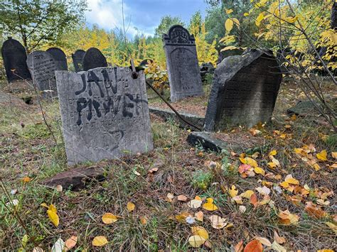 Cmentarz żydowski zniszczone nagrobki