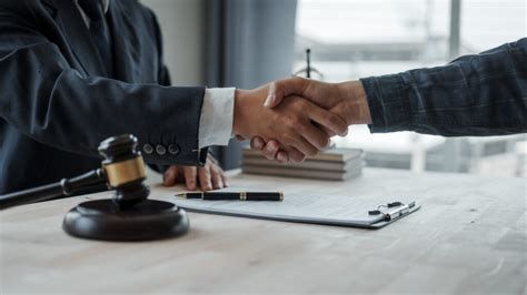 Proces sprzedaży udziałów na licytacji komorniczej