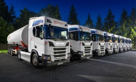Flota samochodów ciężarowych firmy transportowej
