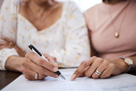 Zdjęcie osoby podpisującej umowę kredytową z bankiem