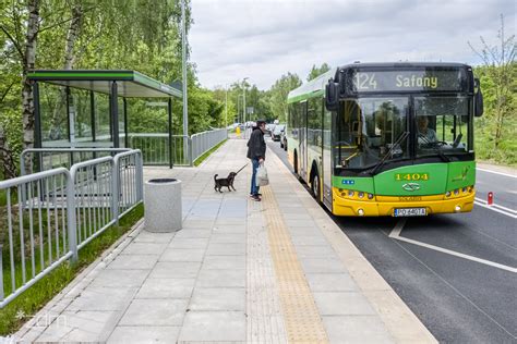Infografika przedstawiająca kluczowe przystanki na trasach autobusowych Poznań-Komorniki