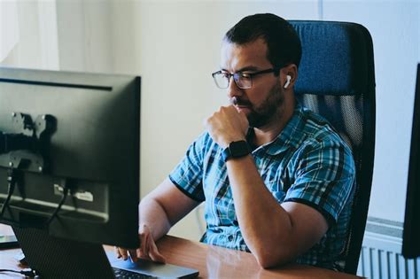 zdjęcie akustyka pracującego przy sprzęcie